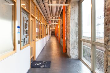 Tett hallway.